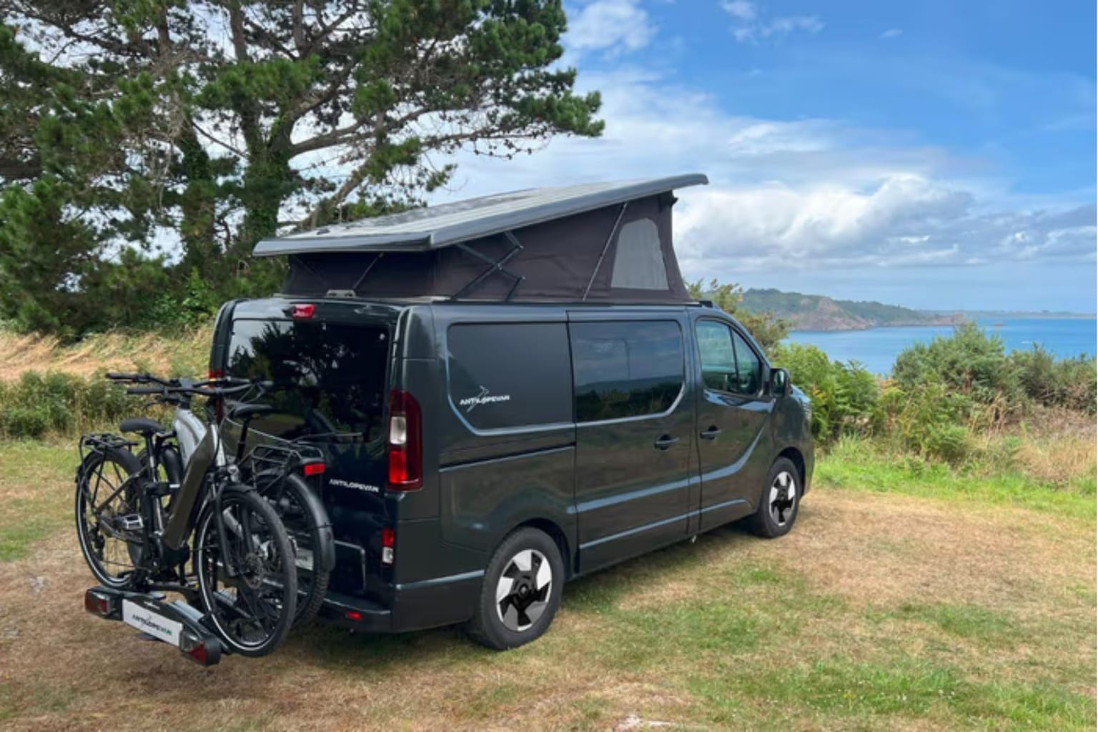 van-met-trekhaak-en-fietsendrager