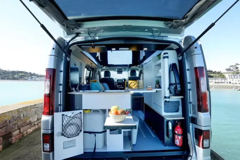 Flex PLUS campervan 2 tot 4 plaatsen buitenkeuken